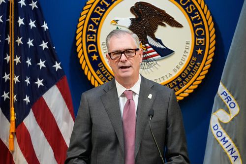 O agente especial do FBI James C. Barnacle Jr. dá uma entrevista coletiva.
