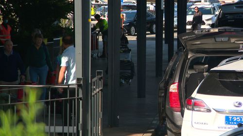 U P a 5000 Táxis na fila nos terminais internacionais e domésticos no aeroporto de Sydney todos os dias.