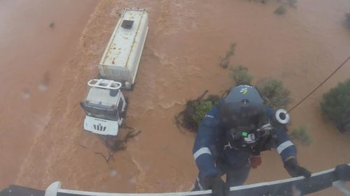 Un membro dell'equipaggio è stato abbassato dal verricello, in equilibrio sul tetto della cabina mentre l'autista si aggrappava. Ha attaccato l'imbracatura ed entrambi sono stati portati in salvo