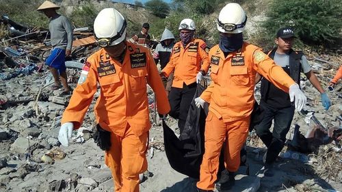 Bodies are being buried in mass graves after the Indonesian earthquake and tsunami.