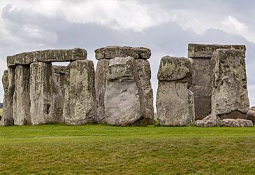 Approximately how much do Stonehenge's 4m-tall outer ring stones each weigh?