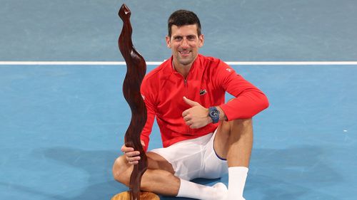 Novak Djokovic pose avec son trophée après avoir éliminé l'International d'Adélaïde. 