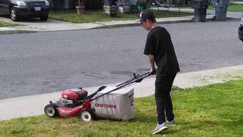 US teen offers to mow stranger’s lawn to earn enough to take girlfriend on date