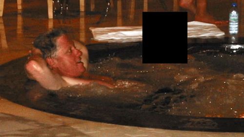 Bill Clinton em uma banheira de hidromassagem em uma foto dos arquivos de Epstein.
