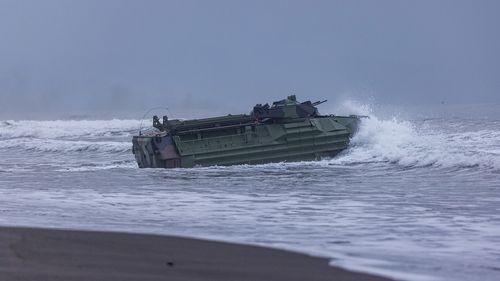 Le véhicule d'assaut amphibie AAV7 de Taïwan quitte une plage lors d'un exercice d'atterrissage amphibie le 24 mai 2023 à Yilan, Taïwan. 