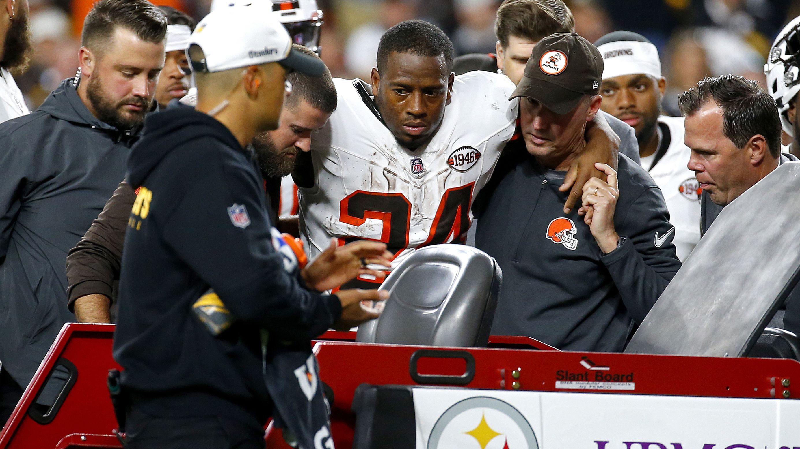 Nick Chubb suffers gruesome knee injury in Browns' game vs. Steelers