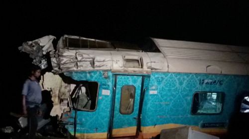 خروج قطارهای مسافربری از ریل در هند دست کم 50 کشته و بسیاری دیگر گرفتار شده است