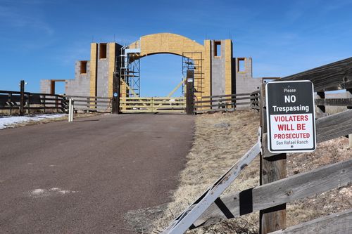 A entrada do Rancho San Rafael, que anteriormente pertencia a Jeffrey Epstein e era chamado de Rancho Zorro, é vista em 31 de janeiro de 2026, perto de Stanley, NM  
