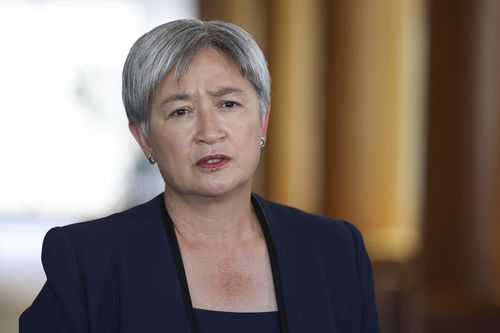 Il capo del governo al Senato e il ministro degli Affari esteri Penny Wong durante una conferenza stampa al Parlamento di Canberra mercoledì 4 marzo 2026. fedpol Foto: Alex Ellinghausen