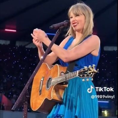 Taylor Swift hand cramp