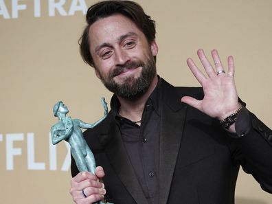 Kieran Culkin dengan penghargaan SAG -nya untuk kinerja luar biasa oleh aktor pria dalam peran pendukung untuk rasa sakit yang nyata pada 23 Februari 2025, di Auditorium Kuil di Los Angeles. 