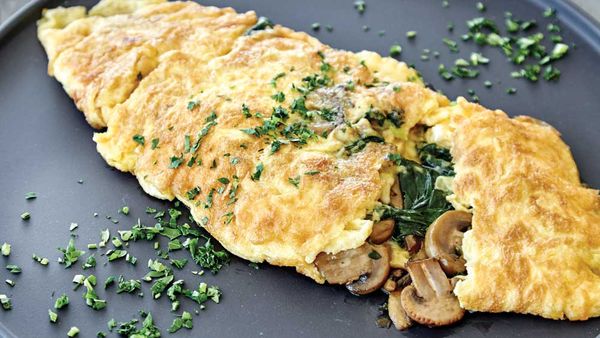 Pan fried mushroom omelette with spinach and thyme_thumb