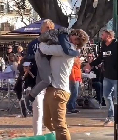 A young boy is lost in Buenos Aires is helped by the crowd to find his dad