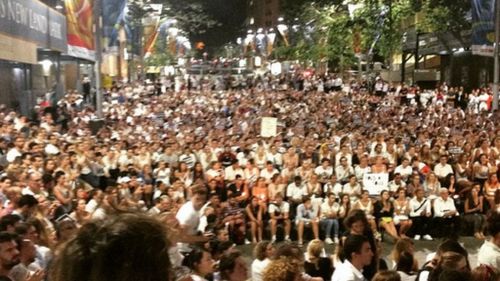 Thousands of Sydneysiders hold vigil for Paris victims