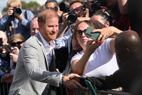 O príncipe Harry cumprimenta uma multidão depois de visitar o estúdio de gravação da comunidade em St. Anns em 9 de setembro de 2025 em Nottingham, Inglaterra. (Foto de Paul Grover - WPA Pool/Getty Images)