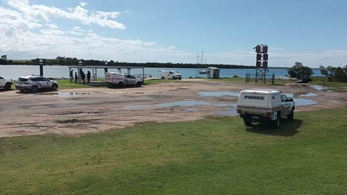 Un homme est mort et un autre a été blessé après avoir été éjecté d'un bateau en mouvement à Bundaberg, Queensland ce matin.