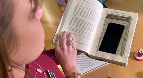 La bibliothécaire Molly Riportella cache des téléphones prépayés dans des livres pour les victimes de DV