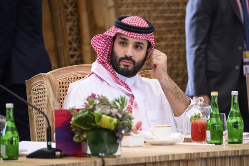 Prințul moștenitor saudit Mohammed bin Salman își ia locul înaintea unui prânz de lucru la summitul G20, marți, 15 noiembrie 2022, la Nusa Dua, Bali, Indonezia.