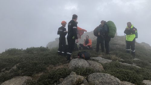 Due escursionisti sono stati salvati dopo essere rimasti bloccati su un terreno impegnativo nelle Snowy Mountains del NSW.