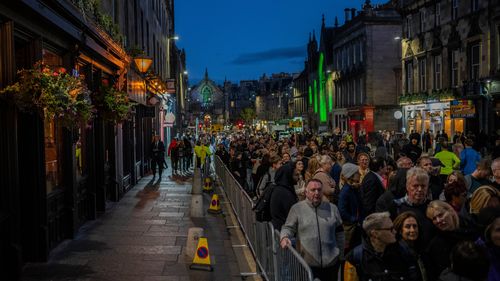 La gente hace fila para ver el ataúd de la reina Isabel II en Edimburgo