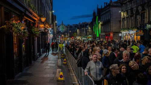 Oamenii se aliniază pentru a vedea sicriul Reginei Elisabeta a II-a din Edinburgh