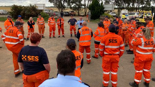 Hundreds of SES volunteers are door-knocking today to advise people to leave ahead of the flooding.