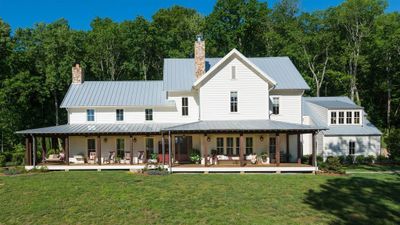 <strong>Miley Cyrus buys a Tennessee ranch</strong>