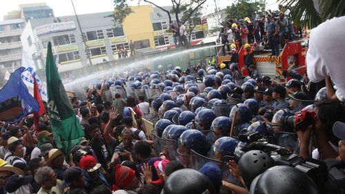 Police and protesters clash at the APEC leader meeting in Manila. (AAP)