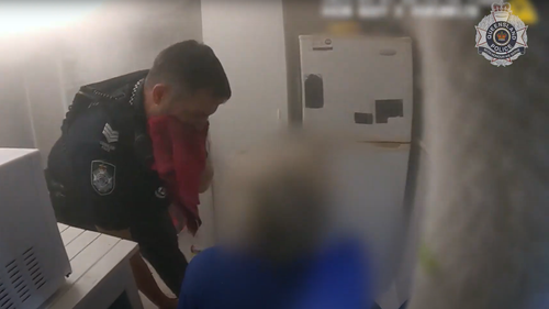 A visão dramática capturou o momento em que os policiais resgataram um casal de idosos, um dos quais estava em uma cadeira de rodas, e seu neto de chamas que engoliram sua casa na Costa do Ouro.