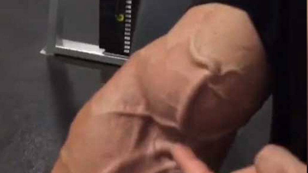 Bodybuilder shows off bizarre vein trick