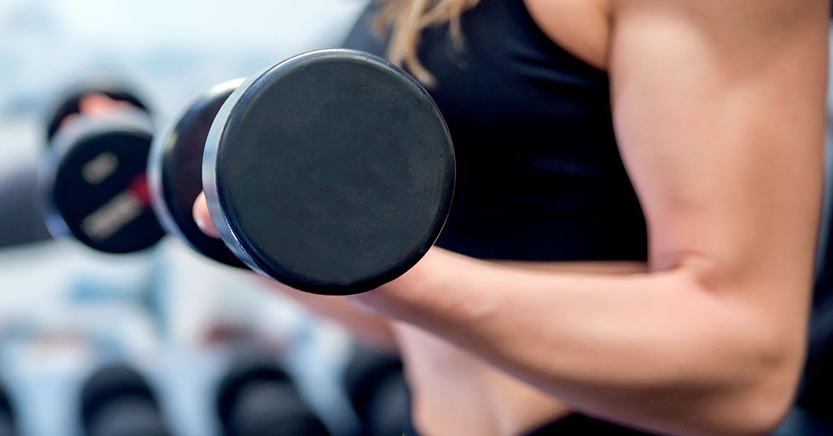How to do a bicep curl properly for beginners - 9Coach