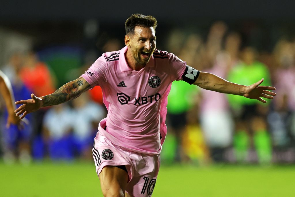 Lionel Messi scores a sensational game-winning goal on a free kick in his  Inter Miami debut