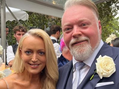 Jackie Henderson dan lawan mainnya Kyle & Jackie O Kyle Sandilands berpose bersama di pernikahannya 