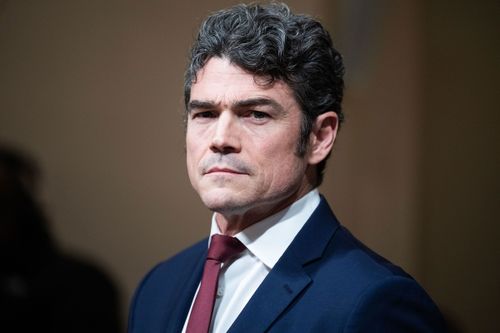 Joe Kent, diretor do Centro Nacional de Contraterrorismo, faz testes durante a audiência do Comitê de Segurança Interna da Câmara, em 11 de dezembro de 2025.