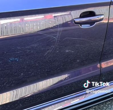 오디를 긁는 어린 소년.