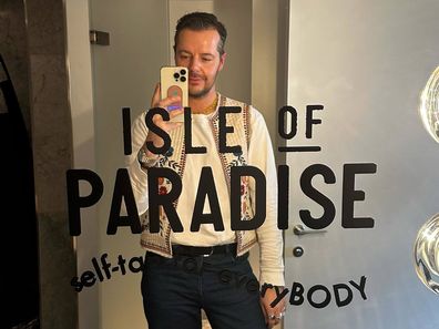 Tanning guru and Isle of Paradise founder Jules Von Hep poses in a mirror selfie.