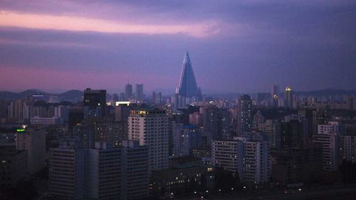 Ryugyong Hotel, Pyongyang silüetinin üzerinde yükselir.