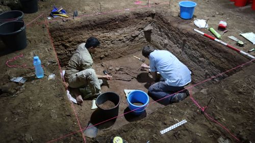 Andika Priyatno from Balai Pelestarian Cagar Budaya and Dr Tim Maloney from Griffith University carefully excavate the remains.