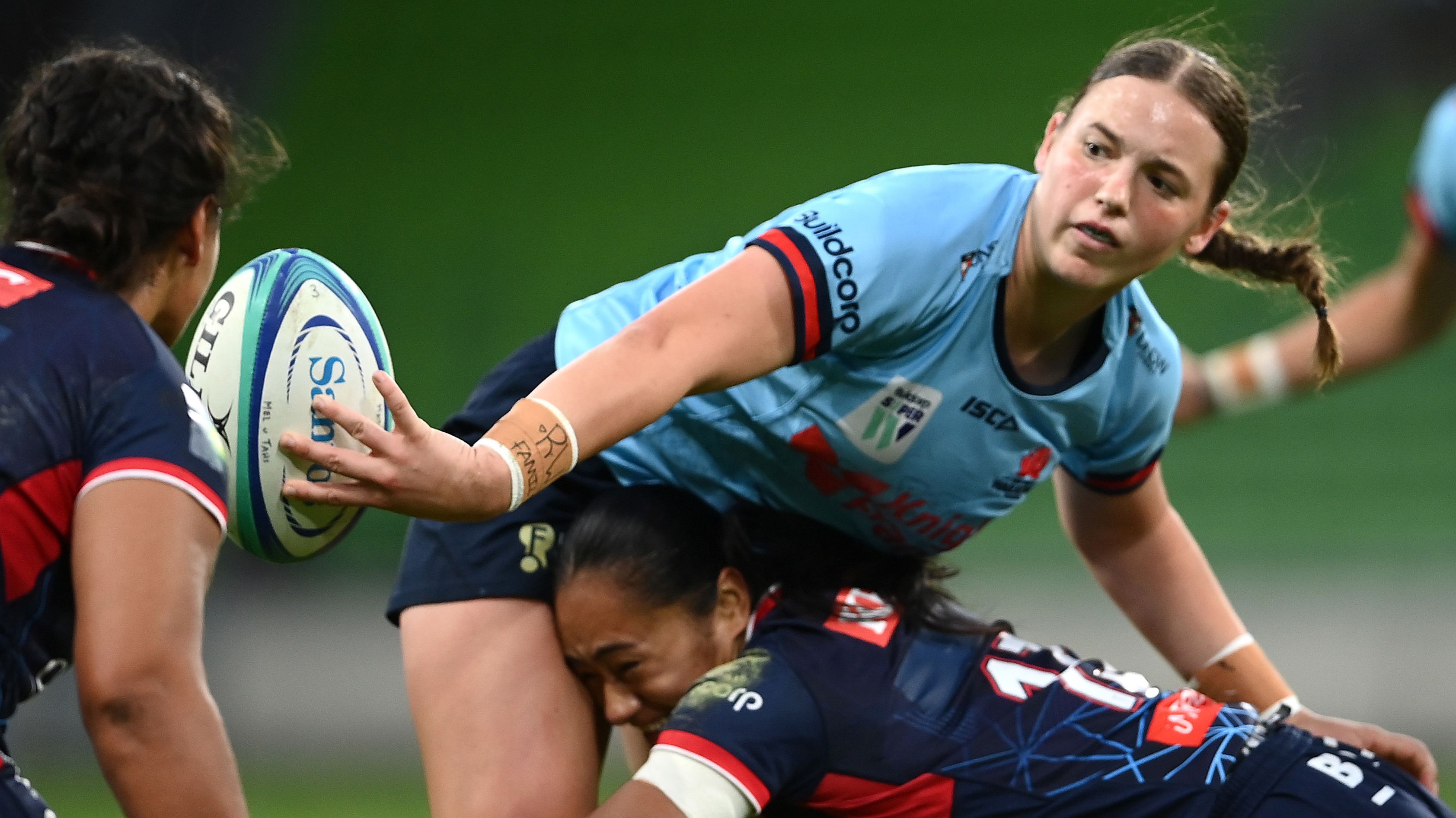 Caitlyn Halse of the Waratahs passes the ball at AAMI Park.