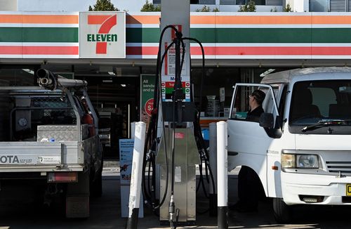Os clientes abastecem seus veículos no posto de gasolina 7 Eleven Mobil em Liverpool Road, em Ashfield, NSW. 29 de setembro de 2023. Foto: Kate Geraghty
