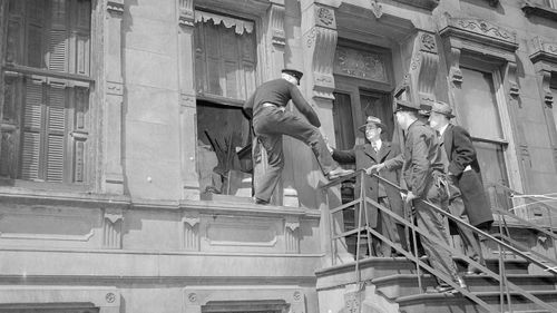 Polis, Collyer evine bir pencereden girdi.