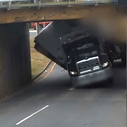 De nouvelles images montrent un camion renversé et coincé sous le pont de Brisbane