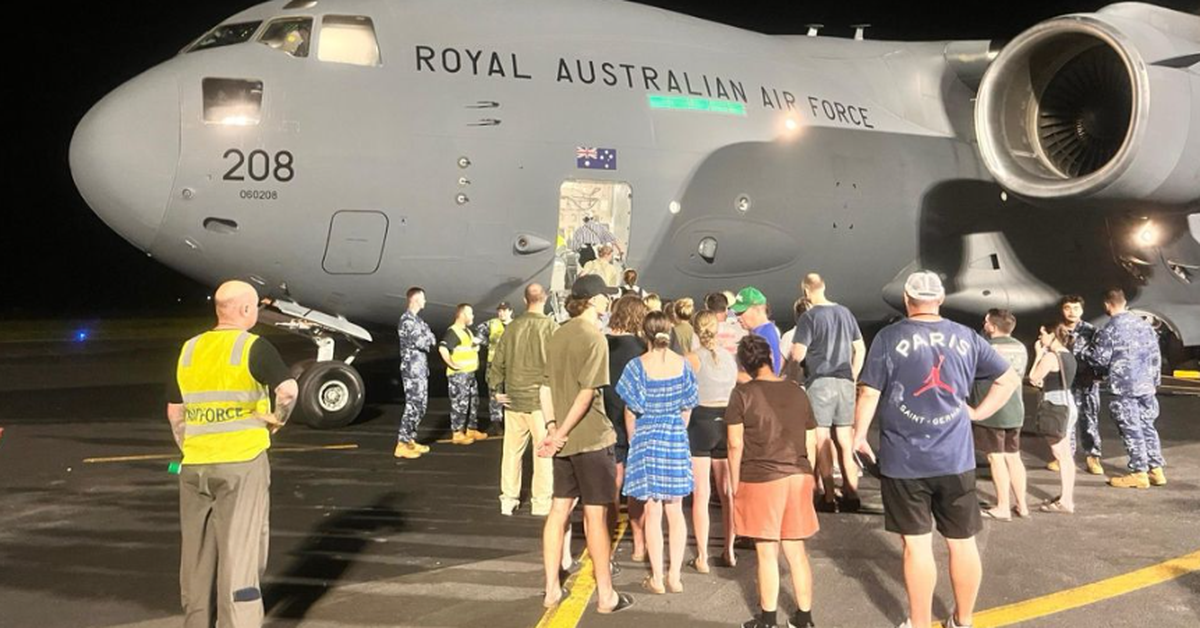 Aussies rescued from Vanuatu after deadly earthquake in overnight mission