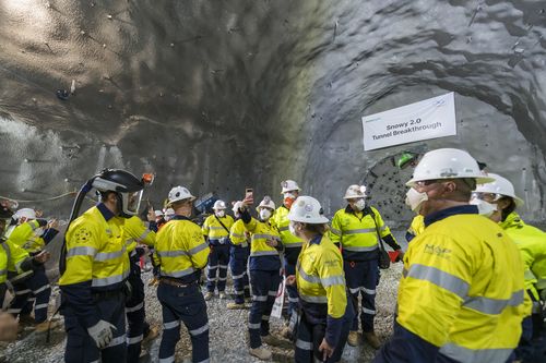Il progetto Snowy Hydro 2.0 raggiunge un traguardo importante: lo sfondamento della fresatrice per tunnel in una caverna profondamente sotterranea.