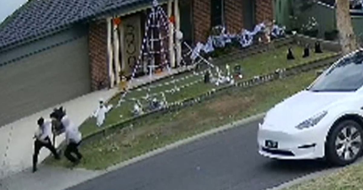 Melbourne teen injured in street fight as families celebrate Halloween