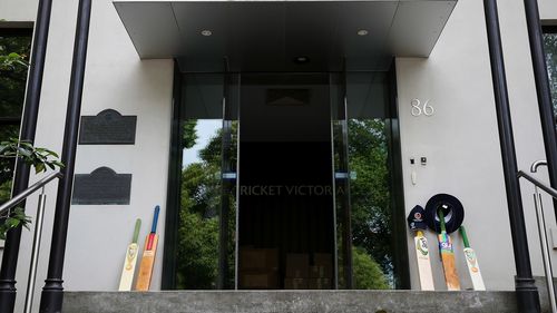 Um taco de críquete é visto fora do MCG como parte da campanha #putoutyourbat no Twitter após a trágica morte do jogador de críquete australiano Phil Hughes no Melbourne Cricket Ground em 28 de novembro de 2014 em Melbourne, Austrália.