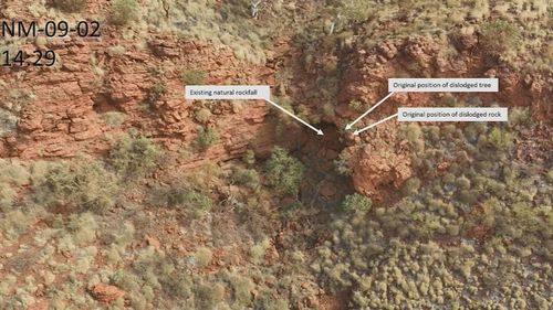 La position originale de l'arbre et du rocher délogés à l'abri sous roche sacré de Nammuldi dans la région de WA Pilbara.