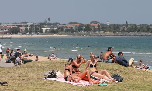 Sunday and Monday were unusually hot in Melbourne, with people flocking to the water to cool down. (9NEWS)