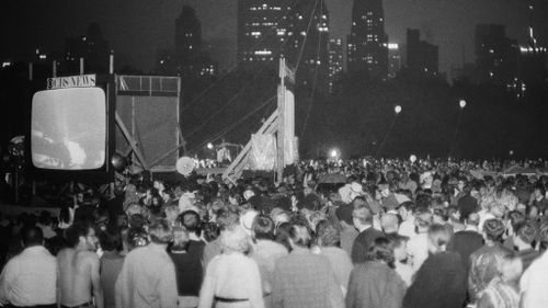 New Yorkers watch the moon landing in Central Park. (AAP)