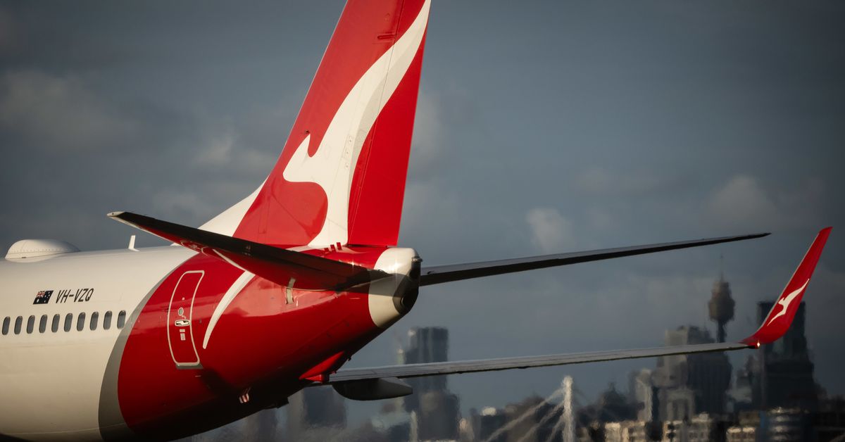 Qantas international flight with 400 passengers makes U-turn
